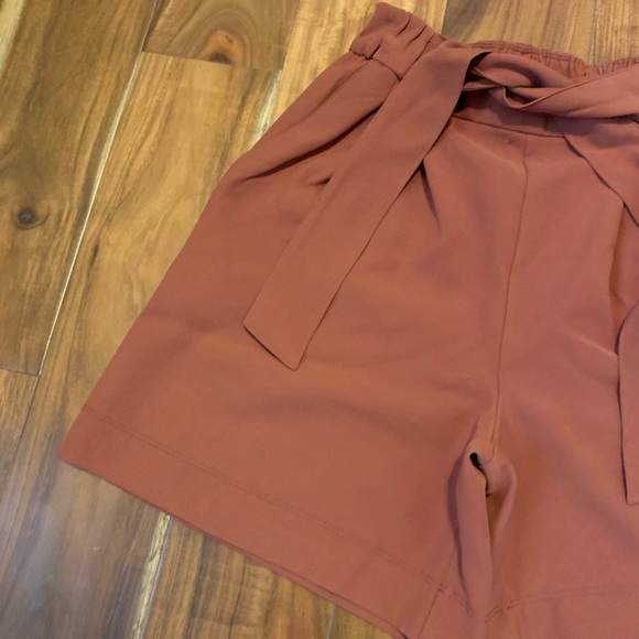 Lululemon noir short 5.5” inseam size 4 RSTC - Picture 3 of 6